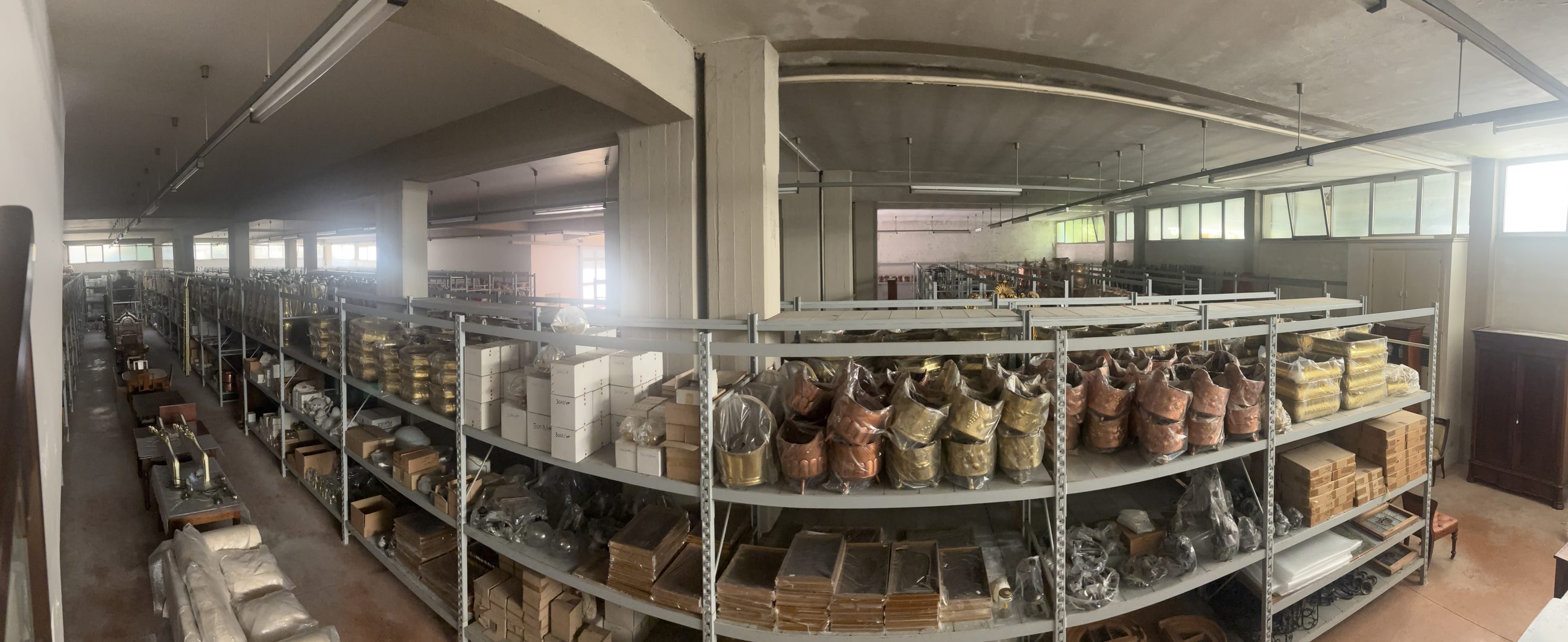 Vista panoramica del magazzino Angelini con scaffalature di rame e ottone