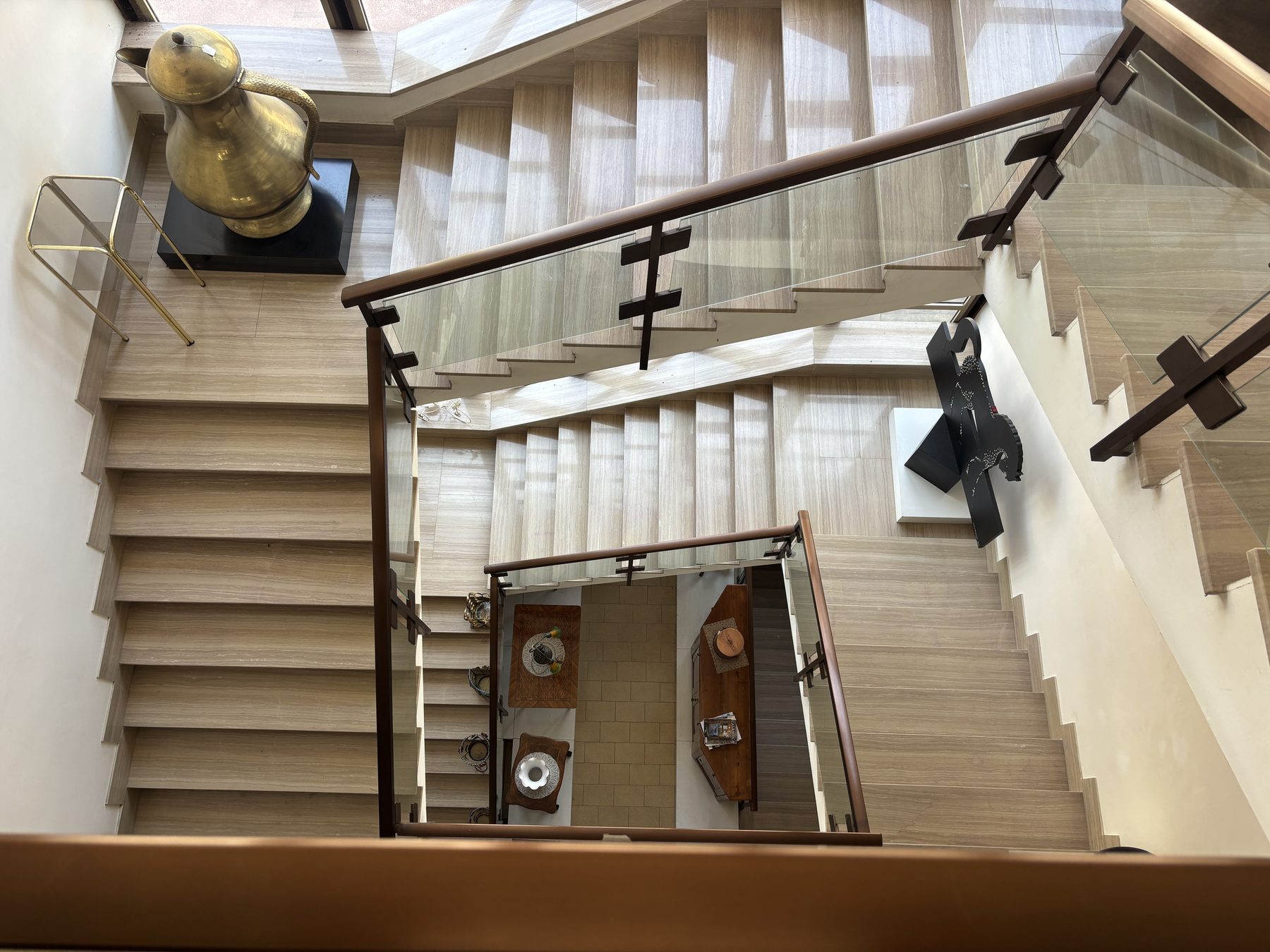 Scala interna dello showroom Angelini in pietra e vetro