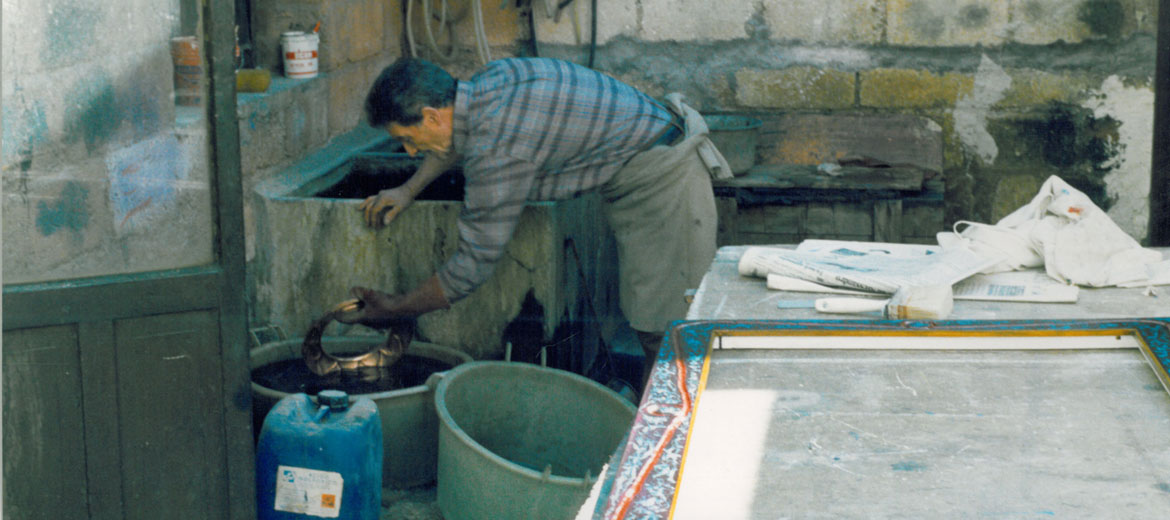 Foto d'archivio: lavorazione artigianale del rame all'aperto, anni '80-'90