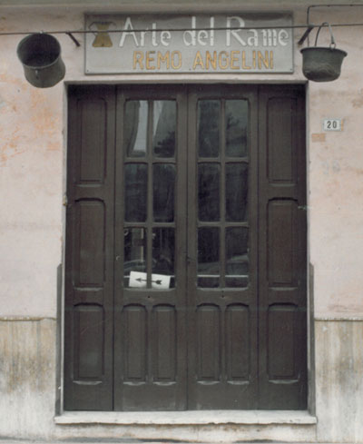 Foto storica: insegna dell'antica bottega "Arte del Rame Remo Angelini"